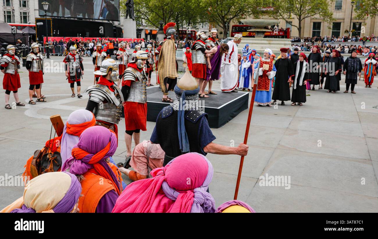 London, Großbritannien. April 2025. Die Passion of Jesus-Performance der Wintershall-Spieler auf dem Trafalgar Square ist eine Nachstellung der Ostergeschichte. Eine Besetzung von mehr als 100 Schauspielern und Freiwilligen in realistischen Kostümen sowie Pferden, Eseln und Tauben kommen zusammen, um die Geschichte am Trafalgar Square zum Leben zu erwecken. Die Rolle Jesu wird von Peter Bergin gespielt. Quelle: Imageplotter/Alamy Live News Stockfoto