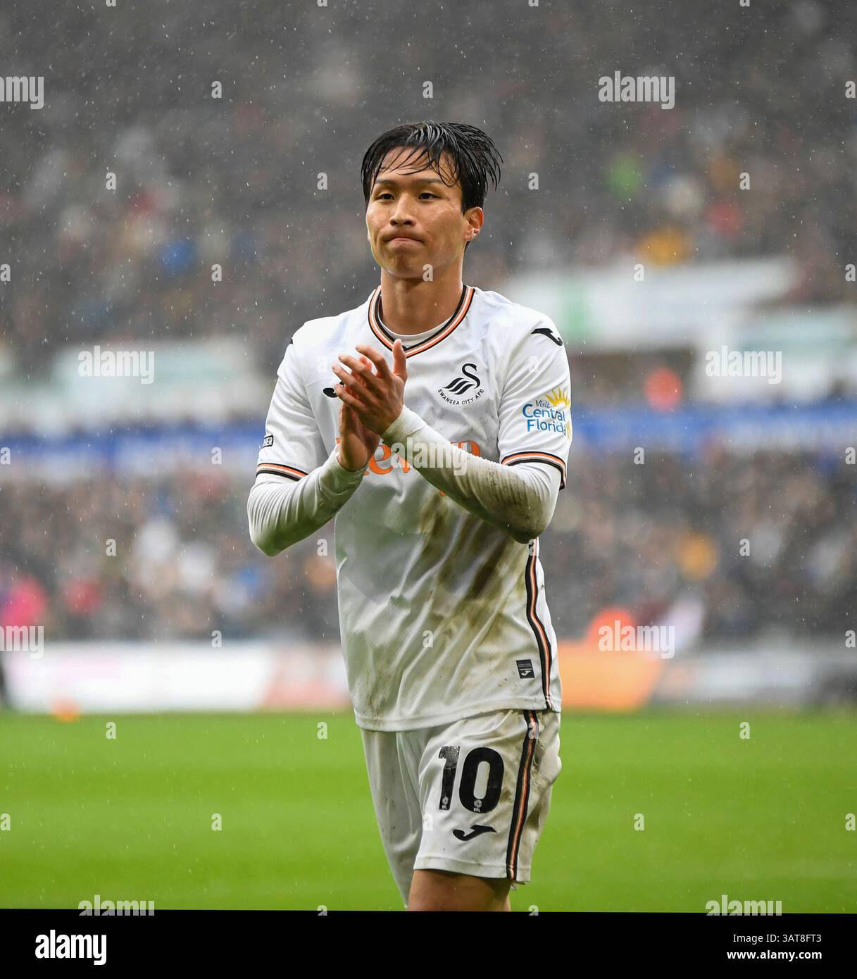 Swansea.com Stadium, Swansea, Großbritannien. April 2025. EFL Championship, Swansea City gegen Hull, City: Jisung EOM von Swansea City FC Applaus Fans Credit: Action Plus Sports/Alamy Live News Stockfoto