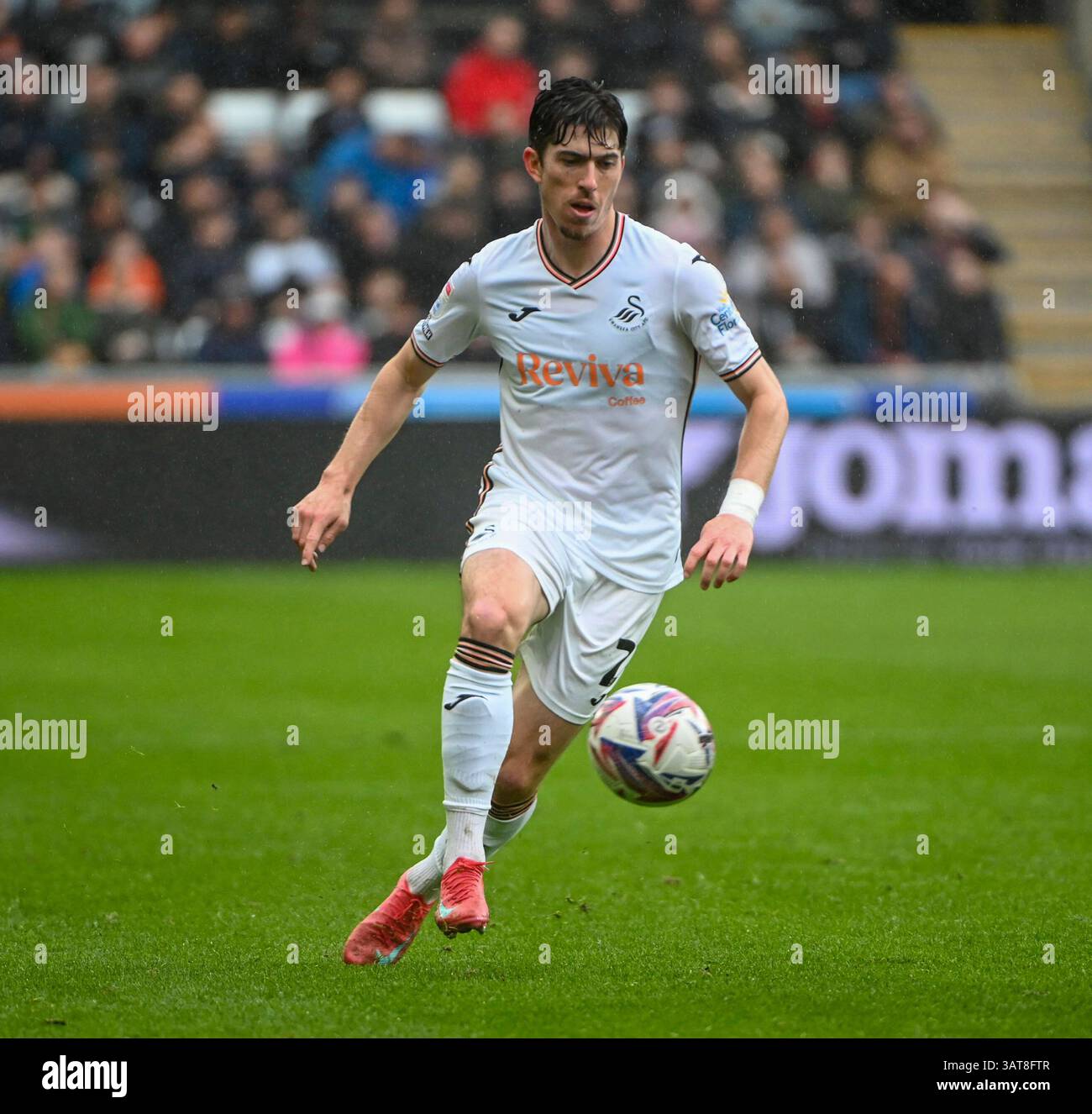 Swansea.com Stadium, Swansea, Großbritannien. April 2025. EFL Championship, Swansea City gegen Hull, City: Josh Key von Swansea City FC kontrolliert den Ball Credit: Action Plus Sports/Alamy Live News Stockfoto
