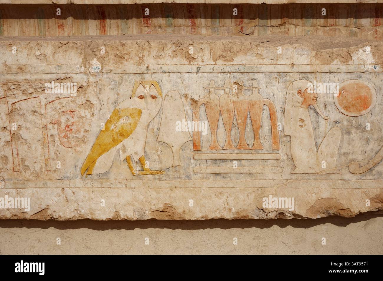 Ruinen des Tempels von Mentuhotep neben dem Tempel der Hatschepsut in Deir el Bahri, Westbank, Luxor Ägypten Stockfoto