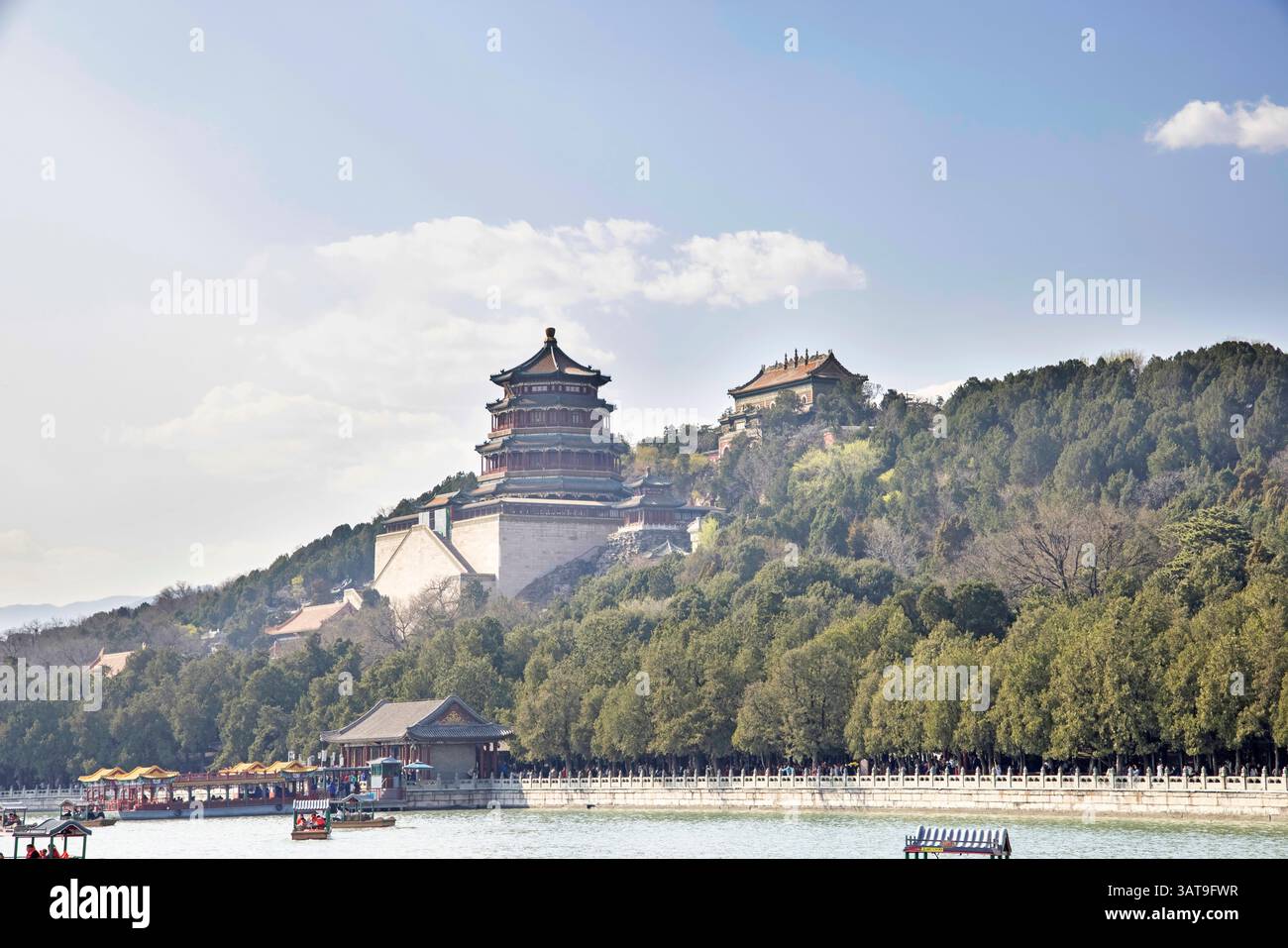 Der Sommerpalast in peking china mit Seen, Gärten, Tempeln und vielen Gebäuden aus der qing-Dynastie Stockfoto