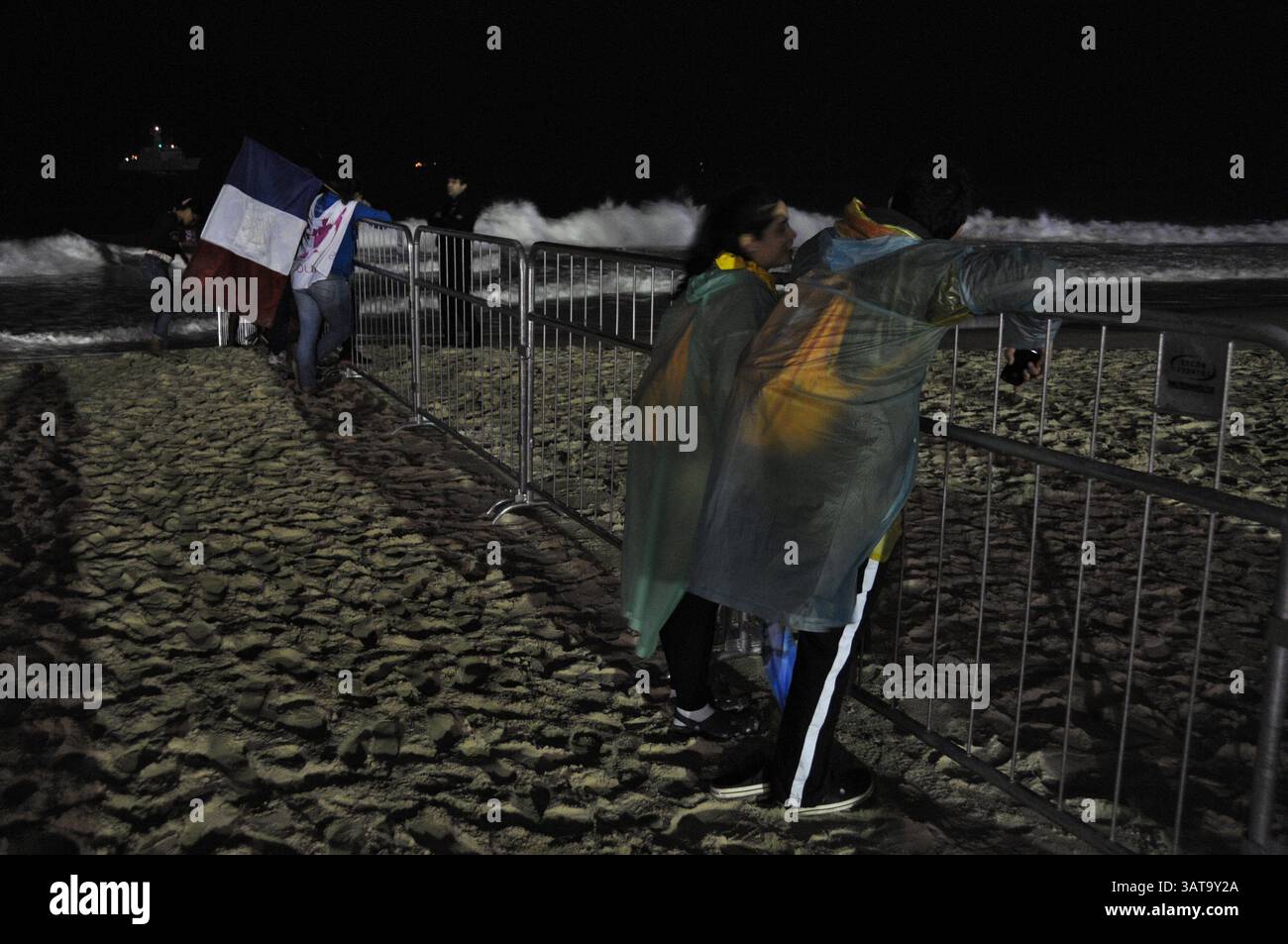 25. Juli 2013 - Rio de Janeiro, Brasilien - Jugendaufenthalt an der Barriere entlang des Copacabana-Strandes, wo die Öffentlichkeit aus Sicherheitsgründen nicht betreten darf, während der Messe des Papstes als einer der Veranstaltungen zur Feier des Weltjugendtags. (Kreditbild: © Giuseppe Bizzarri/ZUMAPRESS.com) Stockfoto