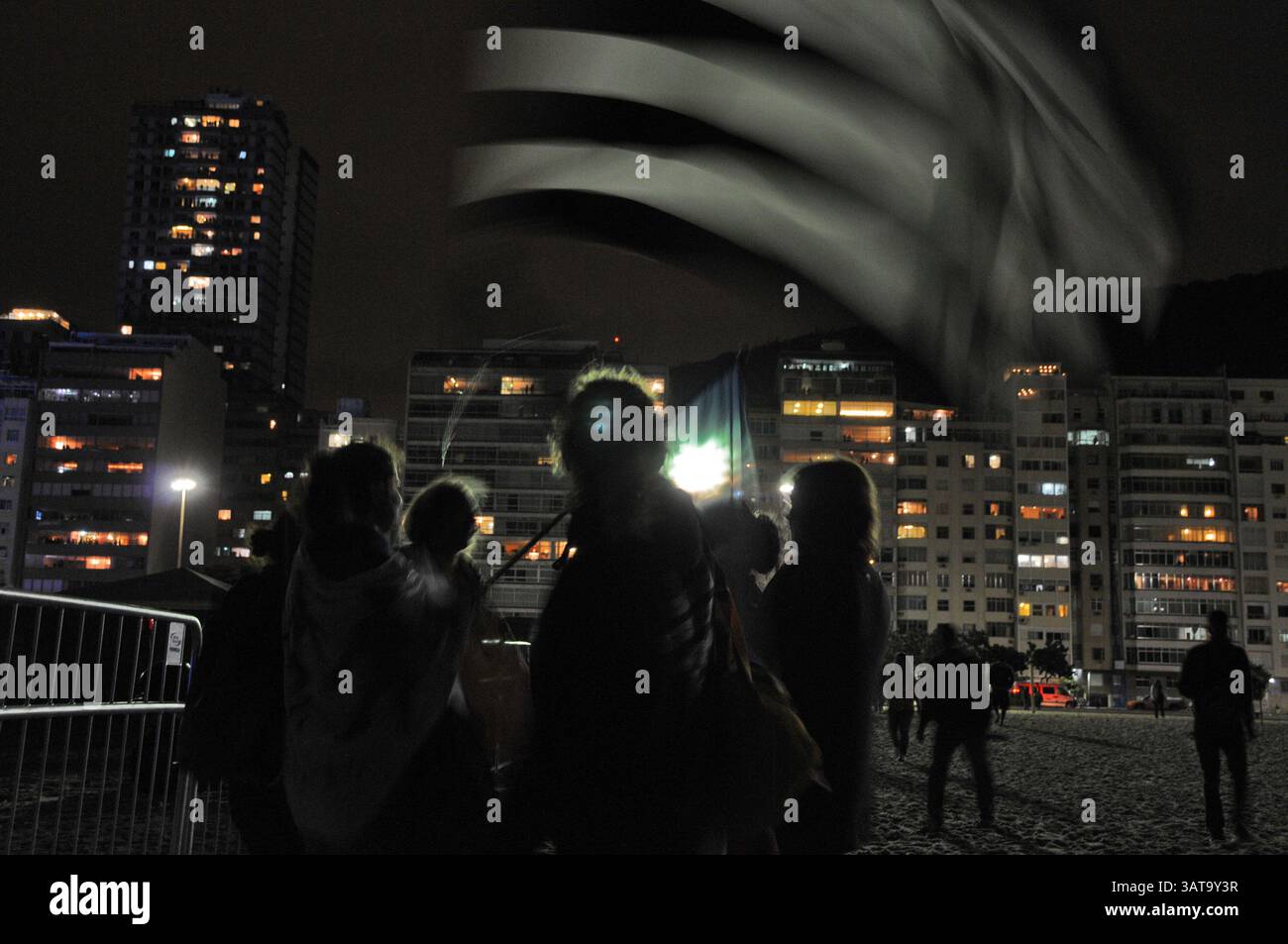 25. Juli 2013 - Rio de Janeiro, Brasilien - Jugendaufenthalt an der Barriere entlang des Copacabana-Strandes, wo die Öffentlichkeit aus Sicherheitsgründen nicht betreten darf, während der Messe des Papstes als einer der Veranstaltungen zur Feier des Weltjugendtags. (Kreditbild: © Giuseppe Bizzarri/ZUMAPRESS.com) Stockfoto