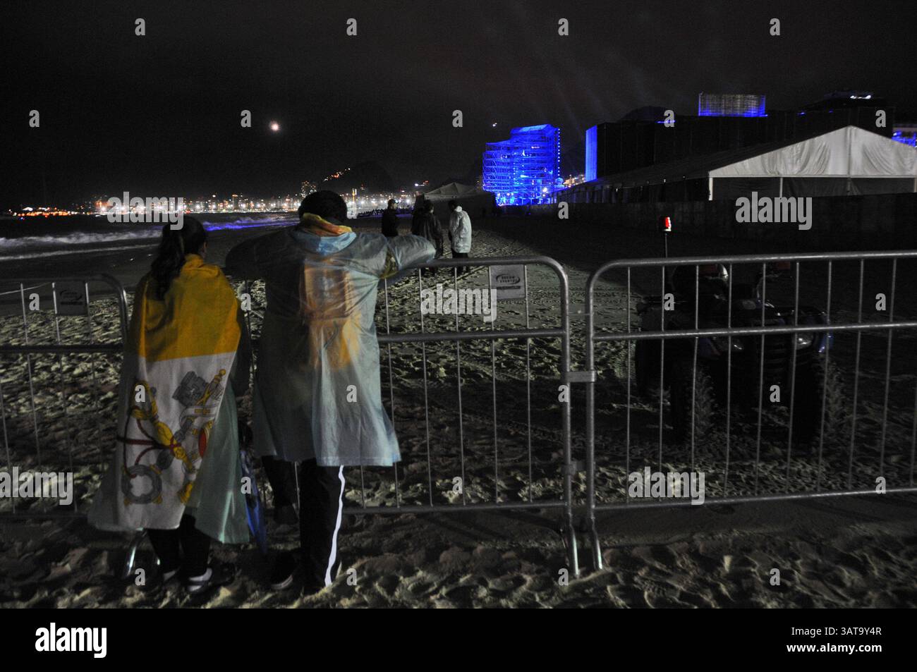 25. Juli 2013 - Rio de Janeiro, Brasilien - Jugendaufenthalt an der Barriere entlang des Copacabana-Strandes, wo die Öffentlichkeit aus Sicherheitsgründen nicht betreten darf, während der Messe des Papstes als einer der Veranstaltungen zur Feier des Weltjugendtags. (Kreditbild: © Giuseppe Bizzarri/ZUMAPRESS.com) Stockfoto