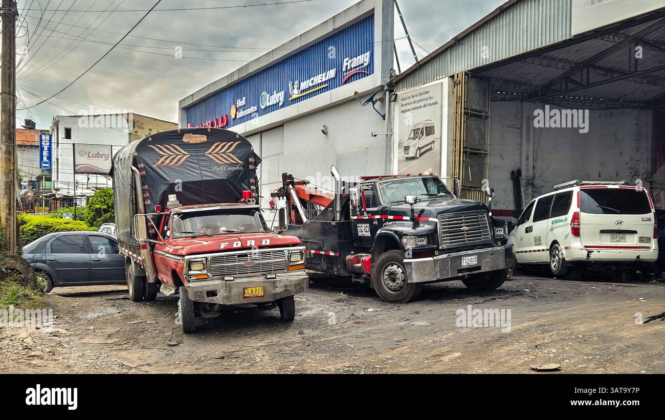 Autogarage in einer kolumbianischen Stadt Stockfoto