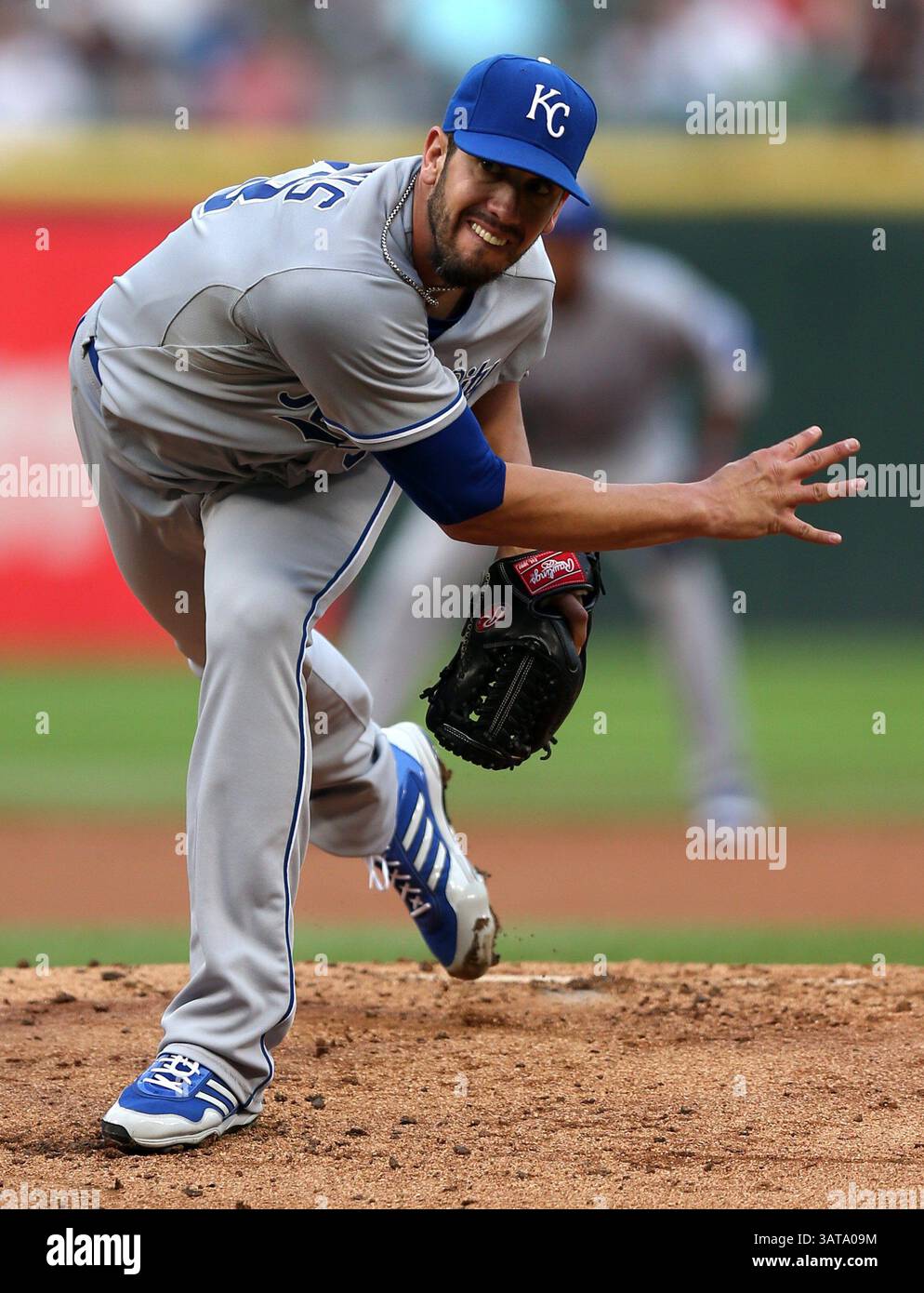 26. Juli 2013: Chicago, IL, USA – der Startkrug James Shields von Kansas City Royals folgt am Freitag, den 26. Juli 2013, im ersten Inning gegen die Chicago White Sox im U.S. Cellular Field in Chicago, Illinois. (Kreditbild: © Chris Sweda/MCT/ZUMAPRESS.com) Stockfoto