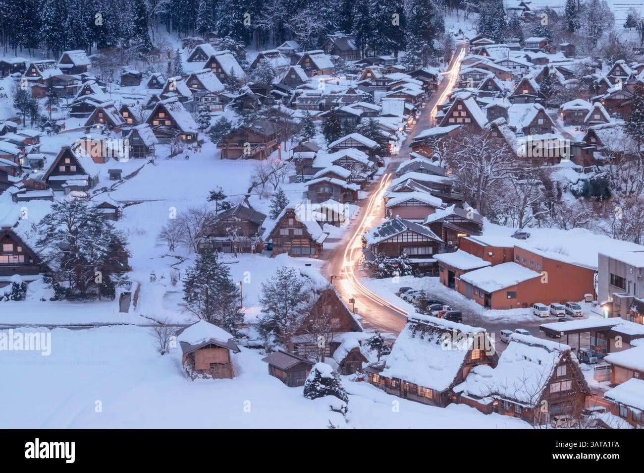 Schneebedeckte Schurkenlandschaft in der Abenddämmerung, Shirakawa-Go, Gifu, Japan Stockfoto