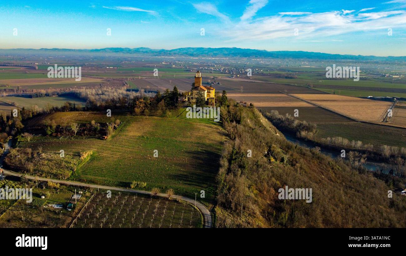 Aus der Vogelperspektive auf das Schloss Montecastello im Potal, Alessandria, Piemont, Italien Stockfoto