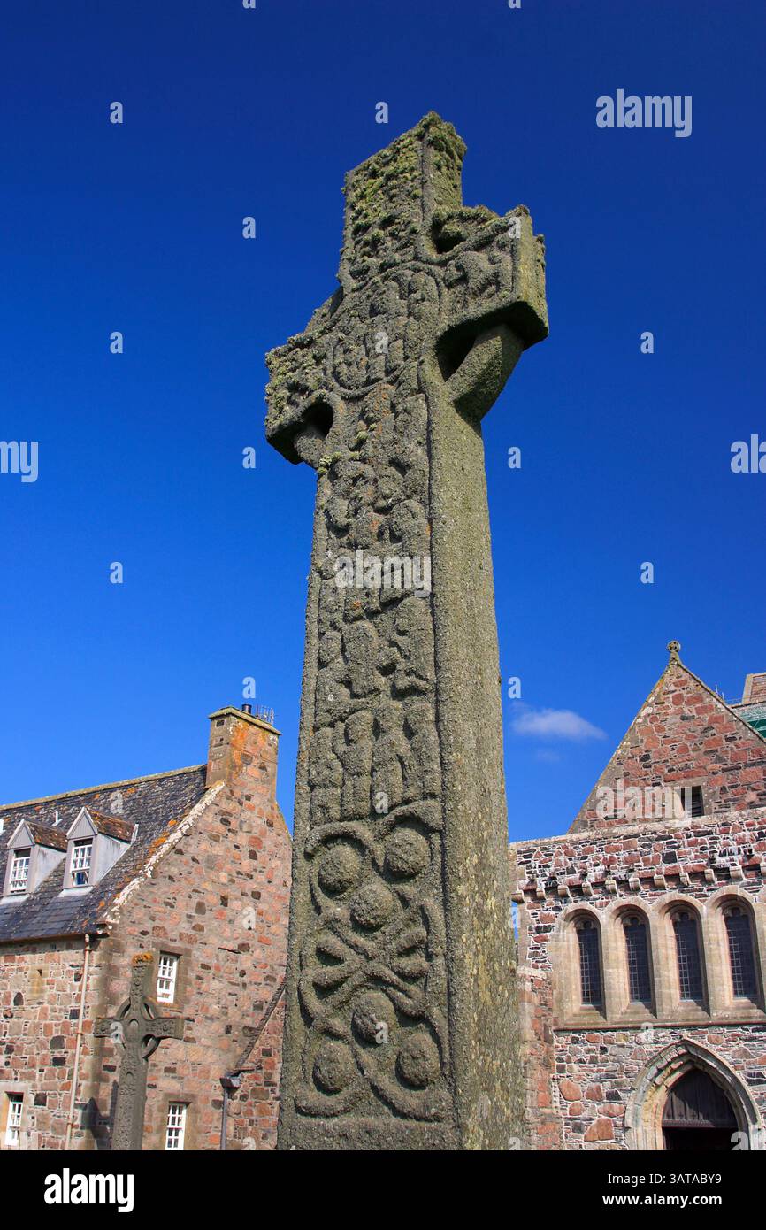 UK. Westschottland, Isle of Mull - Iona. Kunstvoll geformtes keltisches Kreuz aus Stein vor der Abtei Iona aus dem 6. Jahrhundert. Stockfoto