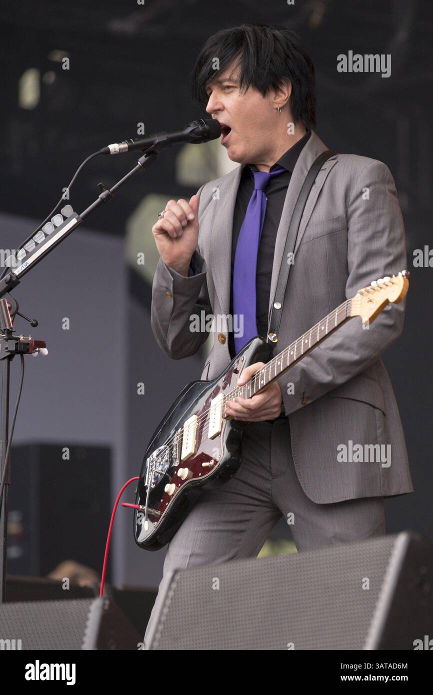 August 2013 – Chicago, Illinois, USA S - Gitarrist TROY VAN LEEUWEN von Queens of the Stone Age tritt im 2013 Lollapalooza in Chicago, Illinois auf. (Kreditbild: © Daniel DeSlover/ZUMAPRESS.com) Stockfoto