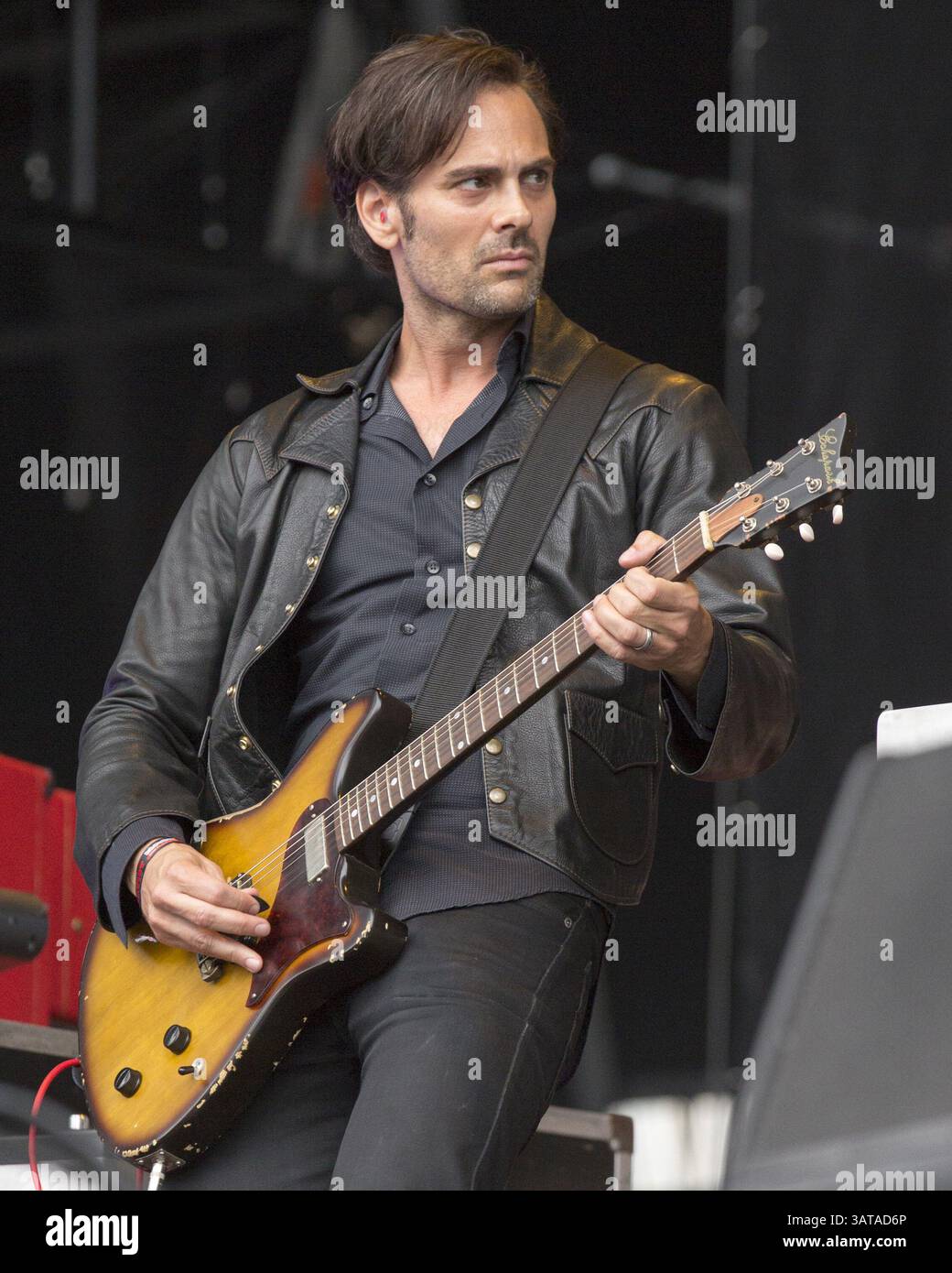 August 2013 – Chicago, Illinois, USA S - Gitarrist DEAN FERTITA von Queens of the Stone Age tritt im 2013 Lollapalooza in Chicago, Illinois auf. (Kreditbild: © Daniel DeSlover/ZUMAPRESS.com) Stockfoto