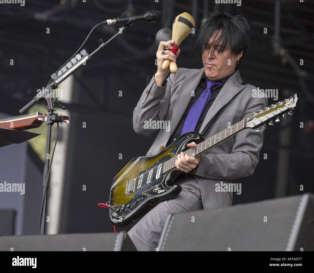 August 2013 – Chicago, Illinois, USA S - Gitarrist TROY VAN LEEUWEN von Queens of the Stone Age tritt im 2013 Lollapalooza in Chicago, Illinois auf. (Kreditbild: © Daniel DeSlover/ZUMAPRESS.com) Stockfoto