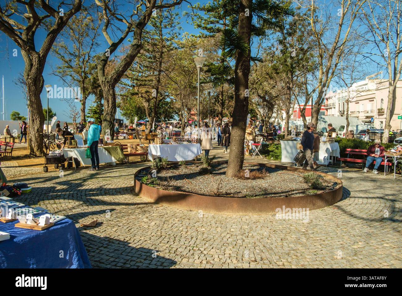 Reges Treiben herrscht auf dem Samstagsmarkt im Park neben der Markthalle. Olhao, Algarve, Portugal Markttreiben an der Algarve *** der Samstagmarkt im Park neben der Olhao Markthalle, Algarve, Portugal, ist ein Aktivitätenreichtum an der Algarve Stockfoto