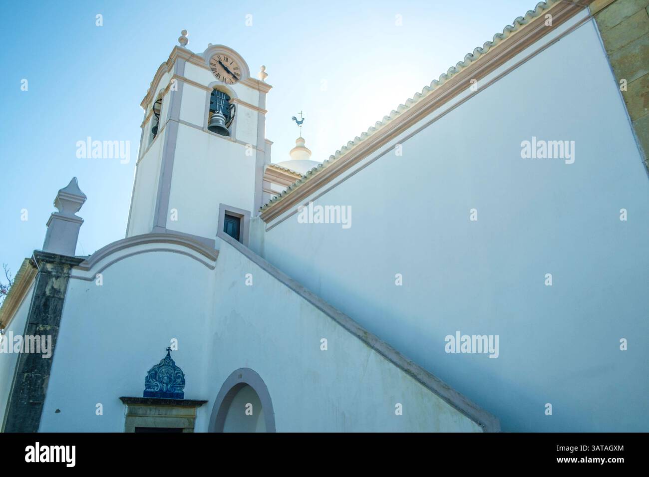 Die Kirche Igreja de Sao Lourenco de Almancil ist im Inneren mit kunstvoll bemalten Fliesen ausgestattet. Almancil, Algarve, Portugal Igreja de Sao Lourenco de Almancil *** das Innere der Kirche Igreja de Sao Lourenco de Almancil ist mit kunstvoll bemalten Fliesen dekoriert Almancil, Algarve, Portugal Igreja de Sao Lourenco de Almancil Stockfoto