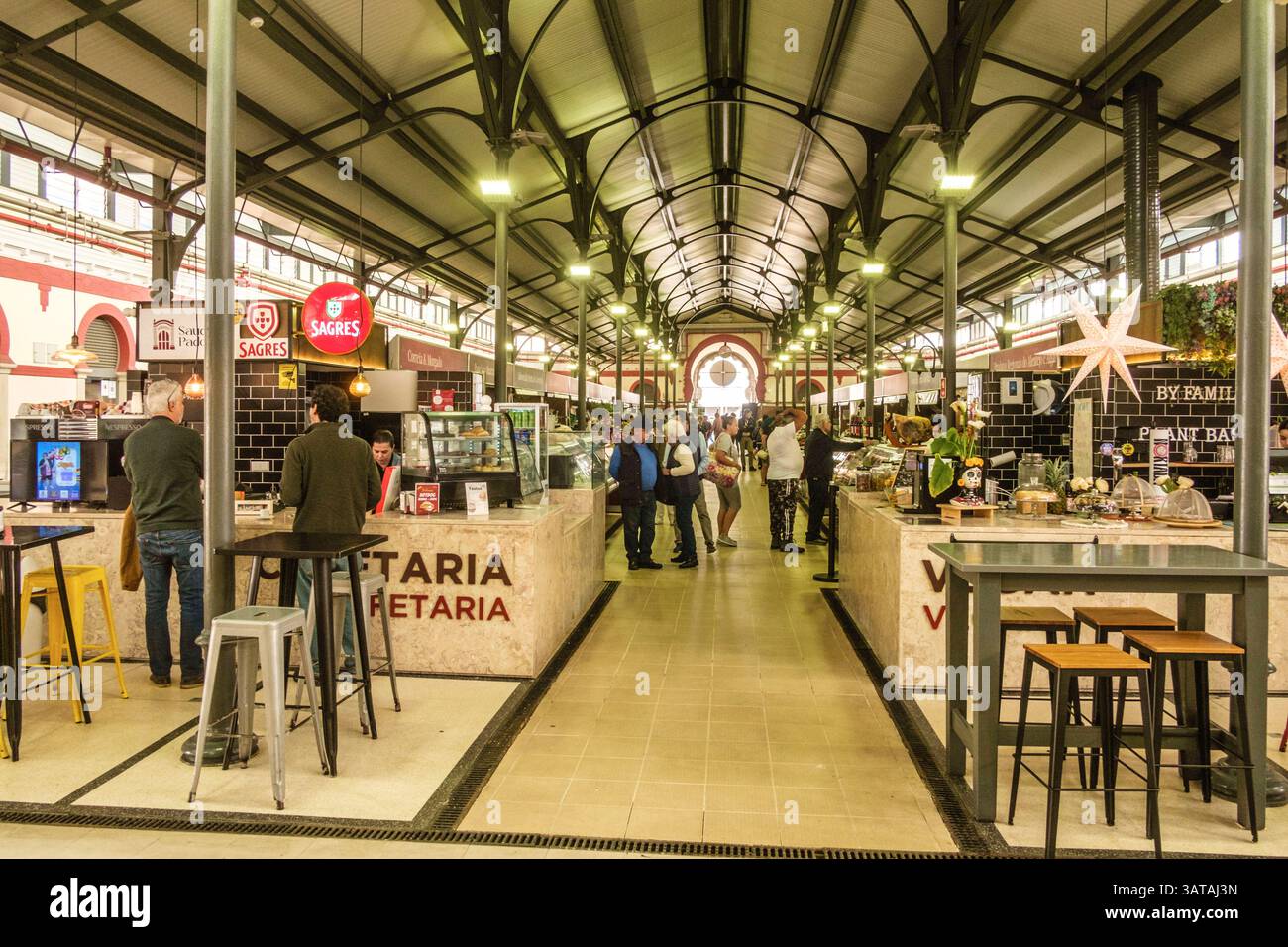 Reges Treiben herrscht in der Markthalle Mercado Municipal de LoulÃ . LoulÃ , Algarve, Portugal Markttreiben an der Algarve *** die Markthalle Mercado Municipal de LoulÃ LoulÃ, Algarve, Portugal ist ein Ort der Aktivität an der Algarve Stockfoto