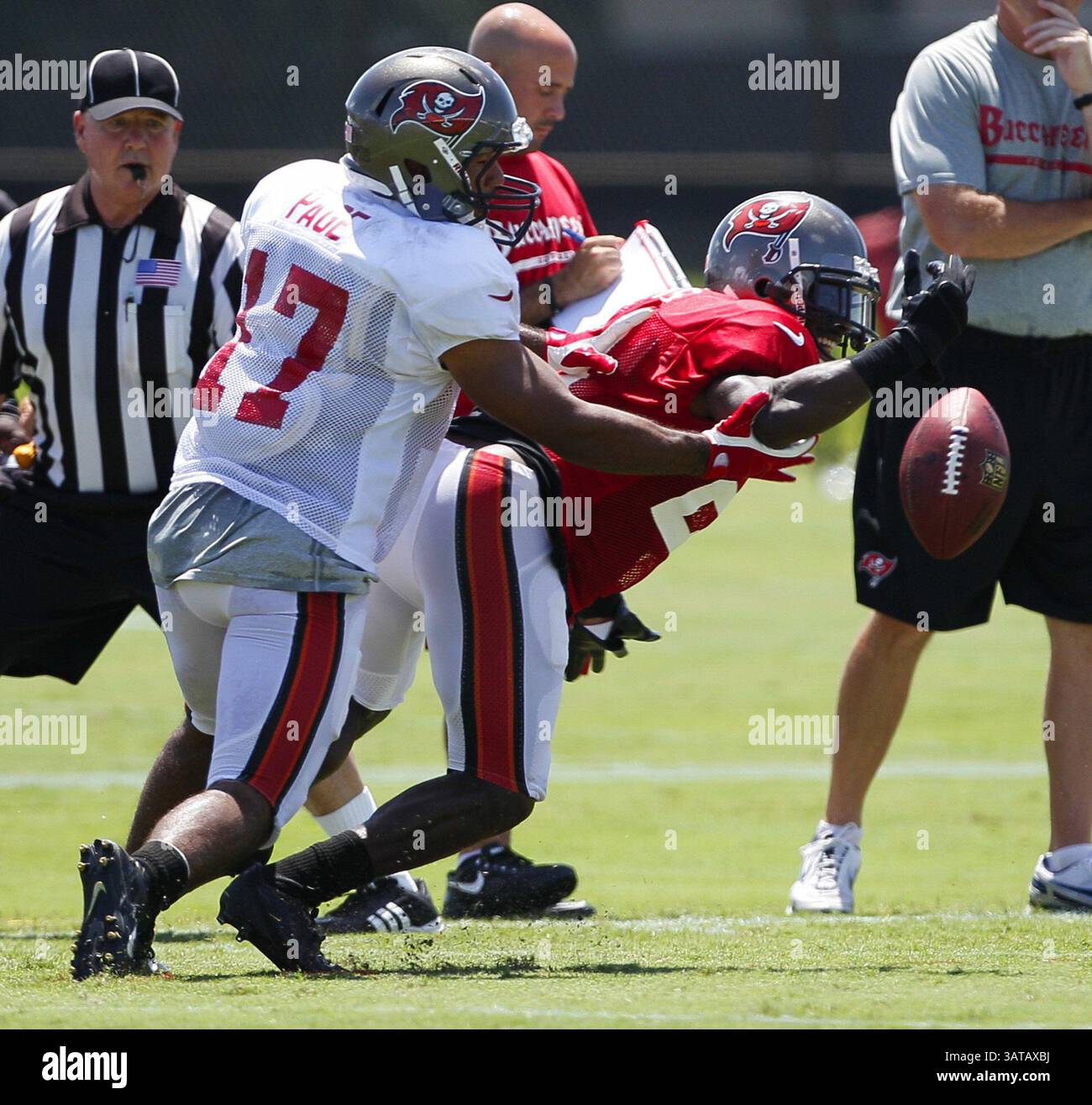 10. August 2013 - Tampa, FL, USA - Tampa Bay Buccaneers Cornerback Michael Adams (21) unterbricht einen Pass, der für den Wide Receiver Eric Page (17) vorgesehen ist, während des Buccaneers Trainingslagers an einem Buc Place in Tampa, Florida, Samstag, 10. August 2013. (Bild: © Daniel Wallace/MCT/ZUMAPRESS.com) Stockfoto