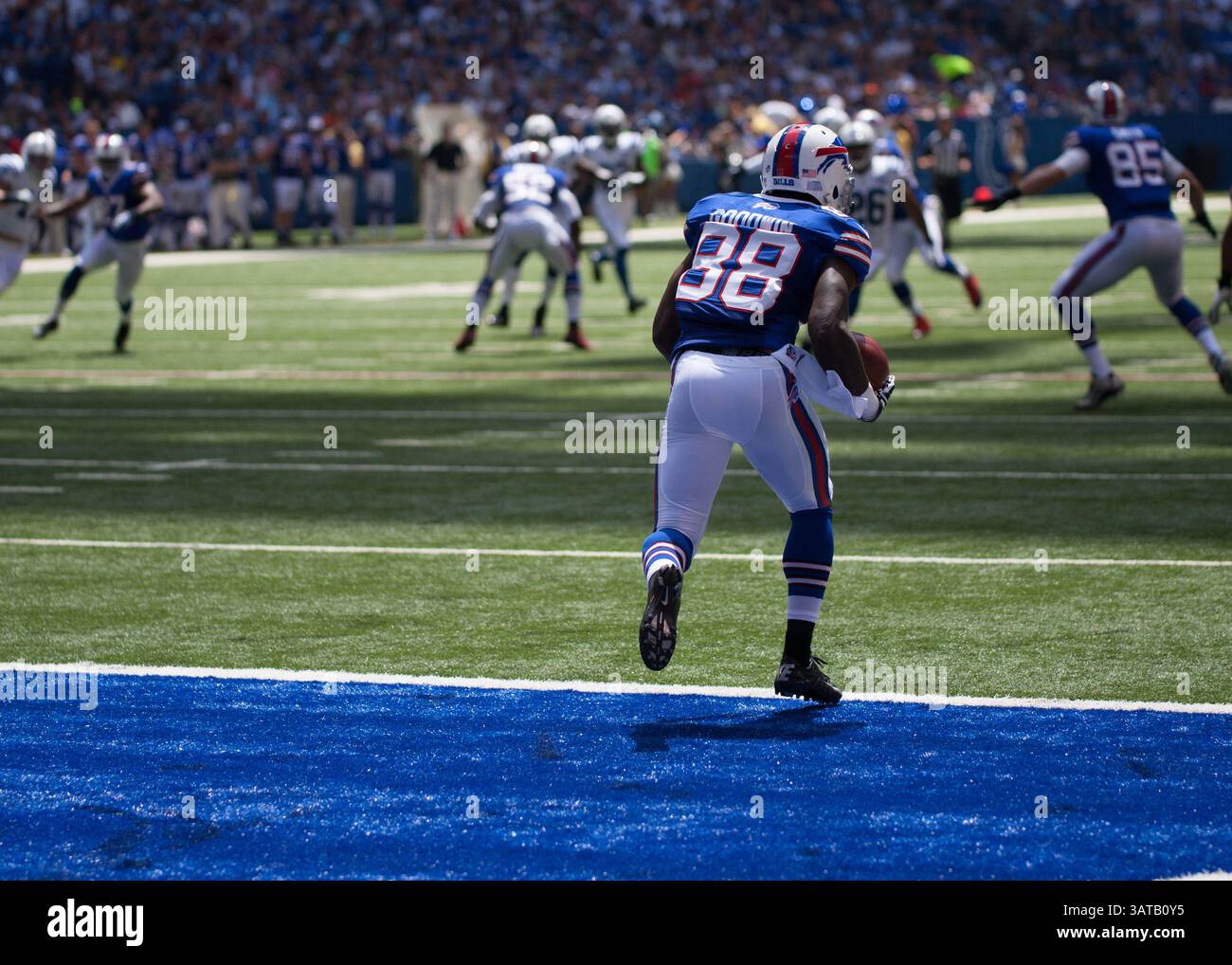 11. August 2013: Indianapolis, IN, Vereinigte Staaten von Amerika - 11. August 2013: Die Buffalo Bills Wide Receiver Marquise Goodwin (88) lässt den Ball während des Spiels zwischen den Buffalo Bills und den Indianapolis Colts im Lucas Oil Stadium in Indianapolis, IN, aus der Endzone laufen. Die Buffalo Bills besiegten die Indianapolis Colts 44-20. (Bild: © Aaron Doster/Cal Sport Media/Cal Sport Media/ZUMAPRESS.com) Stockfoto