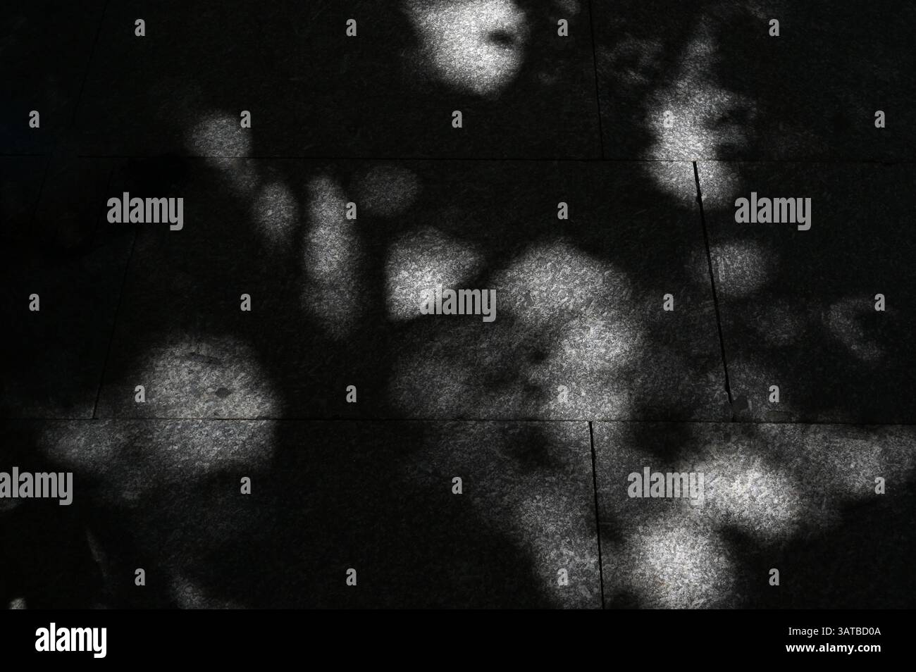 Licht und Schatten Stein Pflasterhintergrund. Stockfoto