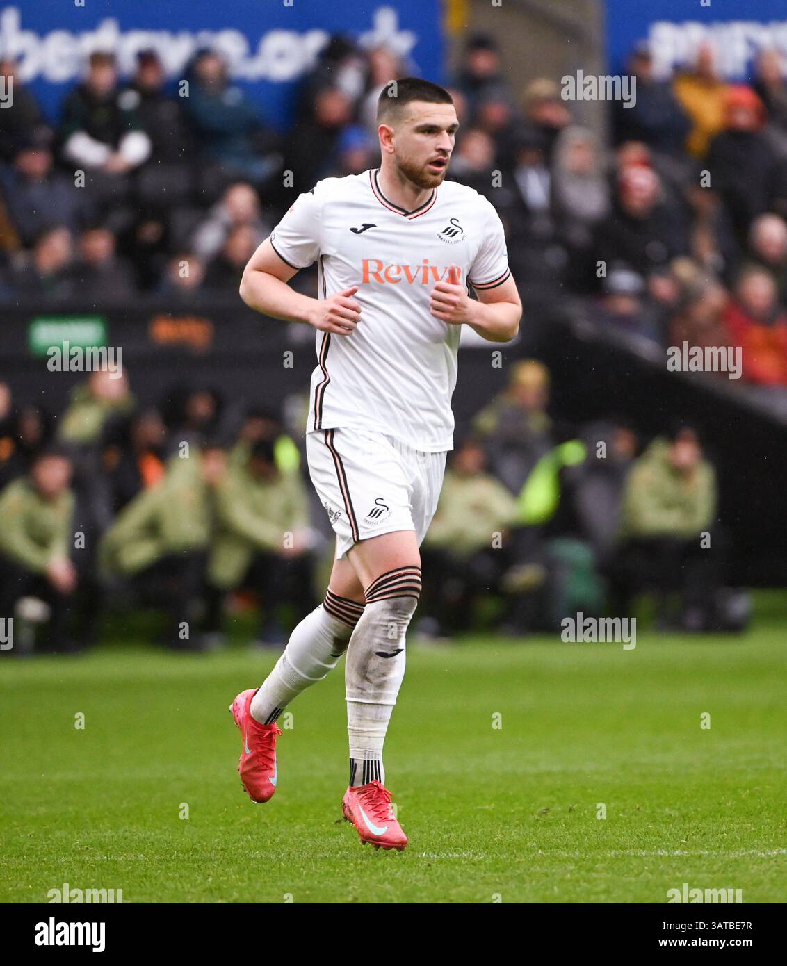Swansea.com Stadium, Swansea, Großbritannien. April 2025. EFL Championship, Swansea City gegen Hull, Stadt: Zan Vipotnik von Swansea City FC Credit: Action Plus Sports/Alamy Live News Stockfoto