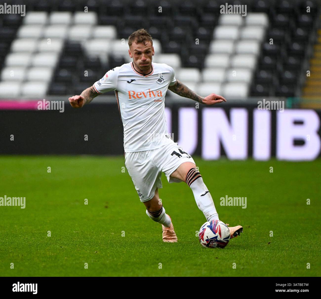 Swansea.com Stadium, Swansea, Großbritannien. April 2025. EFL Championship, Swansea City gegen Hull, City: Josh Tymon von Swansea City FC am Ball Credit: Action Plus Sports/Alamy Live News Stockfoto