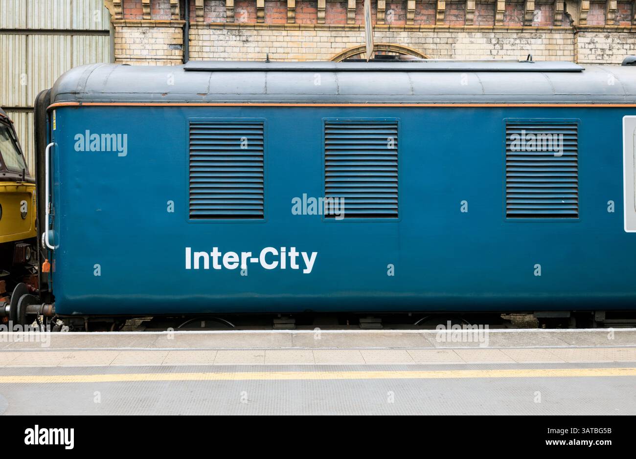 M17105 British Railways Mark 2B Liegewagen/Generator Coach, am Bahnhof Crewe. Stockfoto