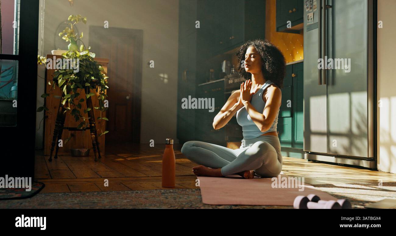 Chakra, Meditation und Yoga mit Frau auf dem Boden des Hauses für Balance, inneren Frieden oder Achtsamkeit. Ganzheitlich, Pilates und Zen mit Yogi-Person Stockfoto