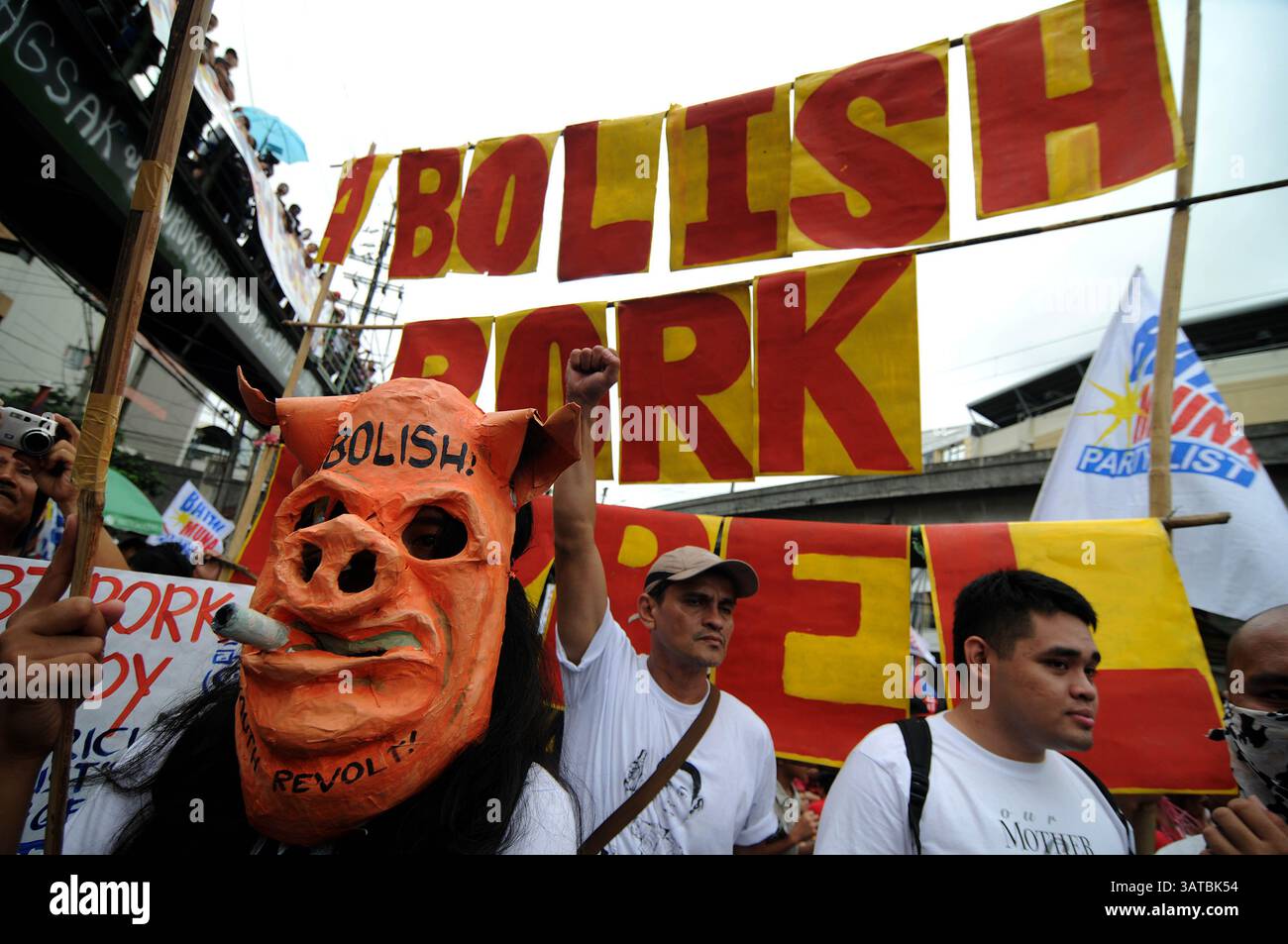 26. August 2013 - Manila, Philippinen - Demonstranten halten eine Demonstration vor dem Präsidentenpalast ab, in der sie die Abschaffung des umstrittenen Fonds für Entwicklungshilfe fordern, der ihrer Meinung nach von Politikern missbraucht wurde. Die öffentliche Empörung folgte Berichten über den angeblichen Missbrauch von 10 Milliarden Pesos (230 Millionen US-Dollar) an staatlichen Mitteln, die für die Projekte des "Schweinefass" umgelenkt wurden. (Bild: © Ezra Acayan/ZUMAPRESS.com) Stockfoto
