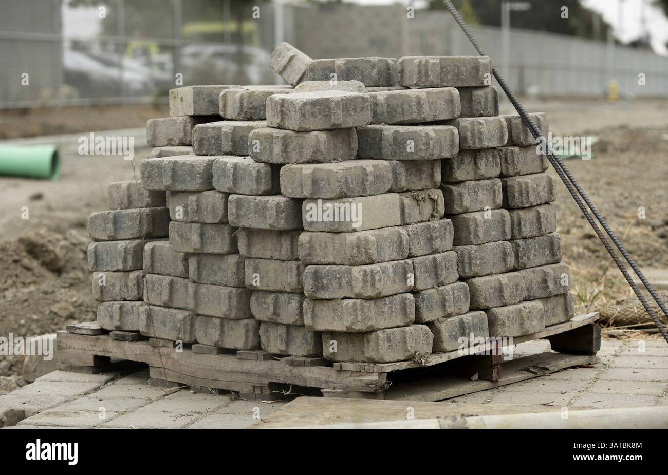 22. August 2013 – San Jose, CA, USA – auf der Baustelle des unfertigen Environmental Innovation Center, das am 22. August 2013 in San Jose, Kalifornien, verlassen ist, werden Ziegelsteine für einen Gehweg gestapelt. Der Bauunternehmer von Modesto, Applegate Johnston, erhielt vor zwei Jahren einen Vertrag über 11 Millionen US-Dollar für den Bau des neuen Umweltzentrums, hat aber vor kurzem Konkurs angemeldet, nachdem das Projekt sechs Monate überfällig war und 1,6 Millionen US-Dollar über dem Budget lag. (Kreditbild: © Gary Reyes/MCT/ZUMAPRESS.com) Stockfoto