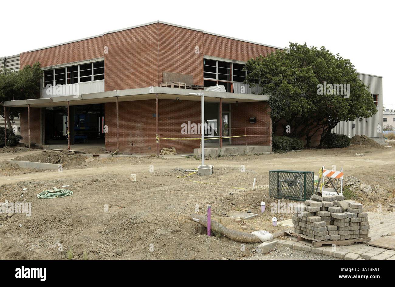 22. August 2013 - San Jose, CA, USA - die Baustelle des unvollendeten Environmental Innovation Center befindet sich in der Las Plumas Avenue in San Jose, Kalifornien, 22. August 2013. Der Bauunternehmer von Modesto, Applegate Johnston, erhielt vor zwei Jahren einen Vertrag über 11 Millionen US-Dollar für den Bau des neuen Umweltzentrums, hat aber vor kurzem Konkurs angemeldet, nachdem das Projekt sechs Monate überfällig war und 1,6 Millionen US-Dollar über dem Budget lag. (Kreditbild: © Gary Reyes/MCT/ZUMAPRESS.com) Stockfoto