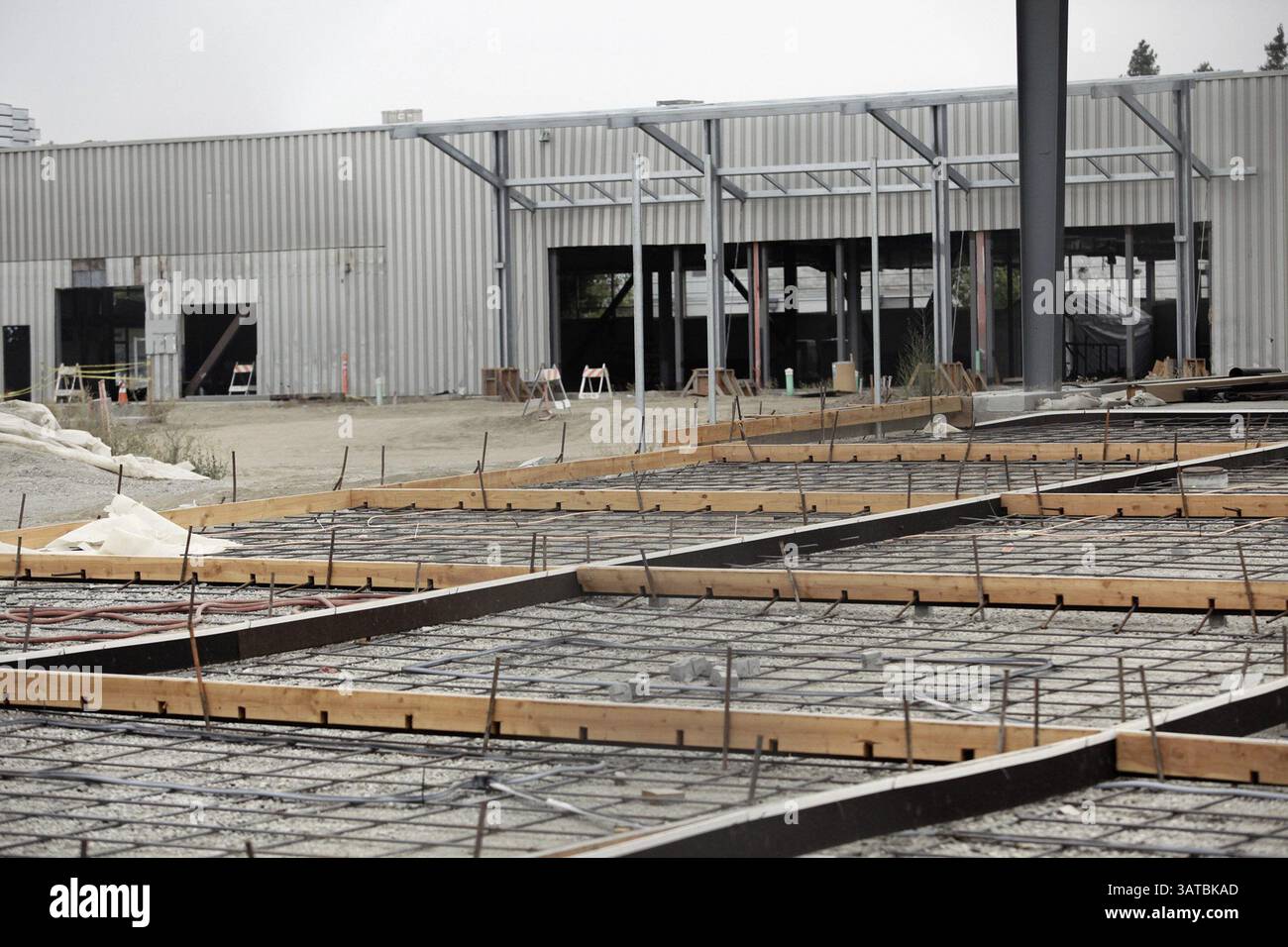 22. August 2013 - San Jose, CA, USA - die Baustelle des unvollendeten Environmental Innovation Center befindet sich in der Las Plumas Avenue in San Jose, Kalifornien, 22. August 2013. Der Bauunternehmer von Modesto, Applegate Johnston, erhielt vor zwei Jahren einen Vertrag über 11 Millionen US-Dollar für den Bau des neuen Umweltzentrums, hat aber vor kurzem Konkurs angemeldet, nachdem das Projekt sechs Monate überfällig war und 1,6 Millionen US-Dollar über dem Budget lag. (Kreditbild: © Gary Reyes/MCT/ZUMAPRESS.com) Stockfoto