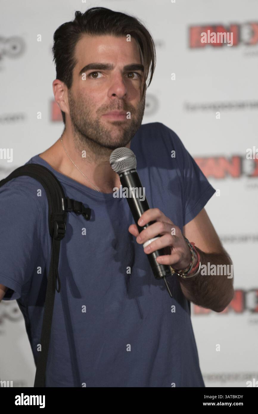 24. August 2013: Toronto, Ontario, Kanada: Zachary Quinto, der vor allem für seine Darstellung von Captain Spock in J. bekannt ist J Abrams Star Trek rebootet Filme, begrüßte Fans auf der kanadischen Fan Expo in Toronto. (Kreditbild: © Baden Roth/ZUMAPRESS.com) Stockfoto