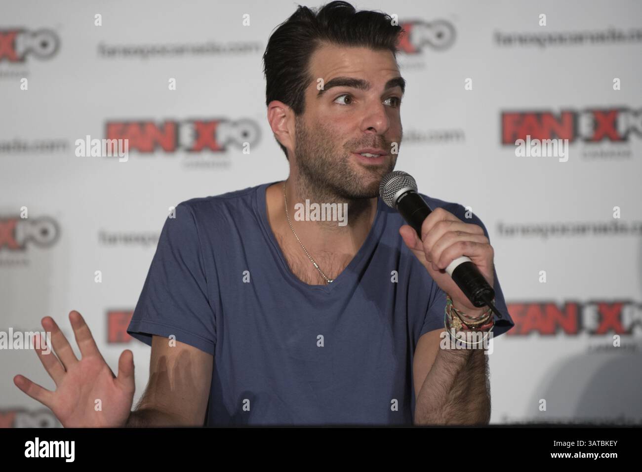 24. August 2013: Toronto, Ontario, Kanada: Zachary Quinto, der vor allem für seine Darstellung von Captain Spock in J. bekannt ist J Abrams Star Trek rebootet Filme, begrüßte Fans auf der kanadischen Fan Expo in Toronto. (Kreditbild: © Baden Roth/ZUMAPRESS.com) Stockfoto