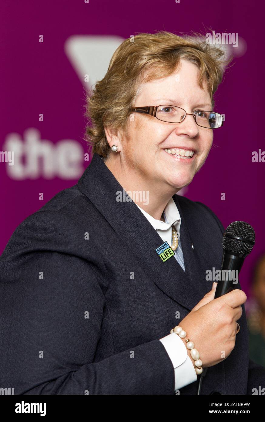 9. September 2013 - Wilmington, Delaware, USA - Director of Communications am Delaware Department of Health and Social Services JILL FREDEL spricht die Öffentlichkeit während des Auftakts von Brandywine Women's Health Associates Umsetzung des Affordable Care Act in der Walnut Street YMCA in Wilmington Delaware. Brandywine Women's Health Associates ist eine von vier Gemeindeorganisationen, mit denen der Staat Vertrag geschlossen hat, um Delawareans Eins-zu-Eins-Anleitung über den Marktplatz zu bieten, was dazu beitragen wird, nicht versicherten Delawareans besseren Zugang zu erschwinglicher Gesundheitsversorgung zu bieten. Die Umsetzung des AF Stockfoto