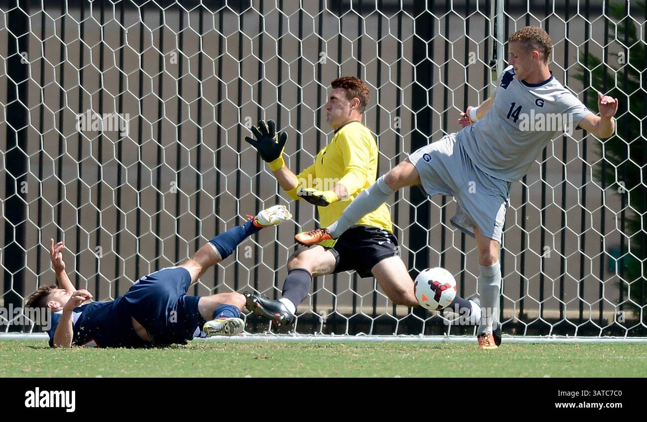 13. September 2013 - Washington, DC, USA - Georgetown Torhüter Tomas Gomez (1) und Georgetown Verteidiger Cole Seiler (14) verteidigen einen Schuss von Duquesne Mittelfeldspieler Austin lange (21), links, während der ersten Halbzeit auf Shaw Field auf dem Georgetown Campus in Washington, D.C. am Freitag, 13. September 2013. (Kreditbild: © Chuck Myers/MCT/ZUMAPRESS.com) Stockfoto