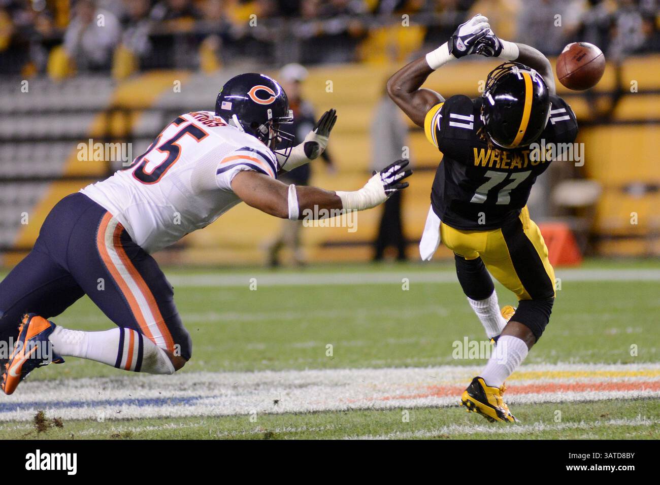 September 2013 - Pittsburgh, PENNSYLVANNIA, USA S - 22. September 2013 Pittsburgh Steelers Wide Receiver Markus Wheaton (11) kann den Pass nicht halten, als Chicago Bears vor dem Linebacker Lance Briggs (55) Druck im zweiten Quartal ausübt, als die Pittsburgh Steelers gegen die Chicago Bears im Heinz Field in Pittsburgh, PA, antreten... die Chicago Bears rollten über die Pittsburgh Steelers (40:23) und brachten den Start 3-0 und gaben den dritten Verlust der Saison. (Bild: © Dean M. Beattie/ZUMAPRESS.com) Stockfoto