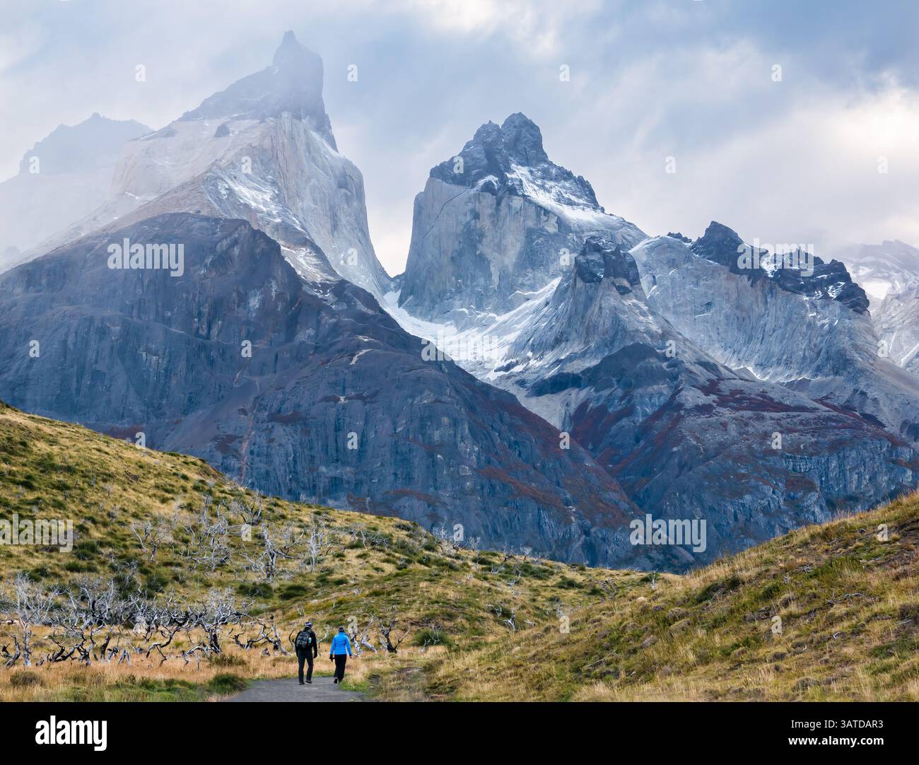 Wanderer auf Wanderwegen mit Granitgipfeln und Gletschern, Torres del Paine Park, Patagpnia, Chile, Südamerika Stockfoto