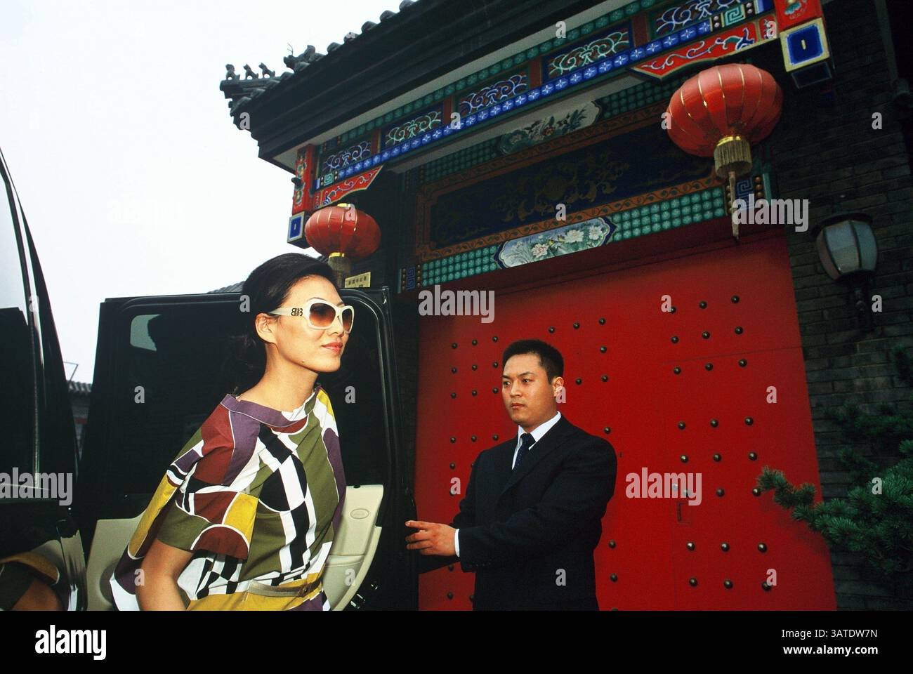 7. Oktober 2013 - Geschichte aus Economic Observer via Worldcrunch: Bodyguards, Chinese-Style: PEKING - als Schüler des Shaolin-Tempels seit seiner Kindheit muss sich Shi Xingfeng, Präsident der Sicherheitsagentur Bojing, oft daran erinnern, den heldenhaften Geist zu verbergen, der oft aus den Augen der Meister der Kampfkunst erstrahlt. „Es ist professionelle Disziplin“, sagt Shi. "Du musst lernen, ein unsichtbarer Leibwächter zu sein." Tatsächlich sind die chinesischen Superreichen immer noch nicht daran gewöhnt, große, stark gebaute Männer in Anzügen und ein feierliches Gesicht rumhängen zu lassen. Es wird als zu indiskret angesehen. ''In Stockfoto