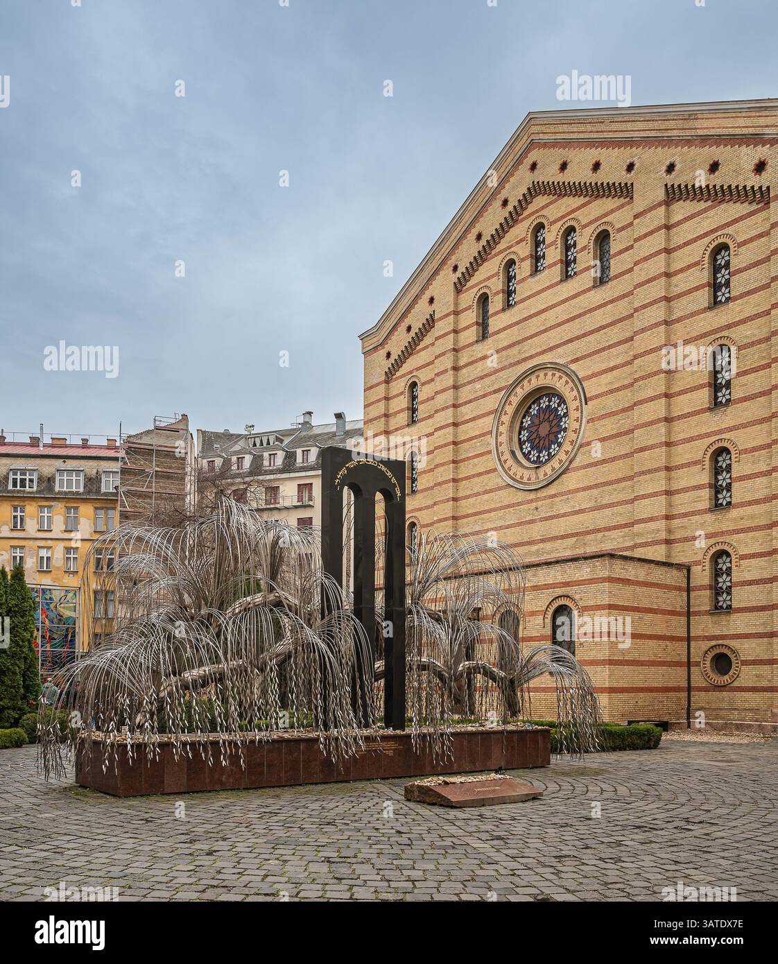 Raoul Wallenberg Holocaust Memorial Park im Innenhof der Synagoge Dohány Street, Budapest, Ungarn, 11. März 2025 Stockfoto