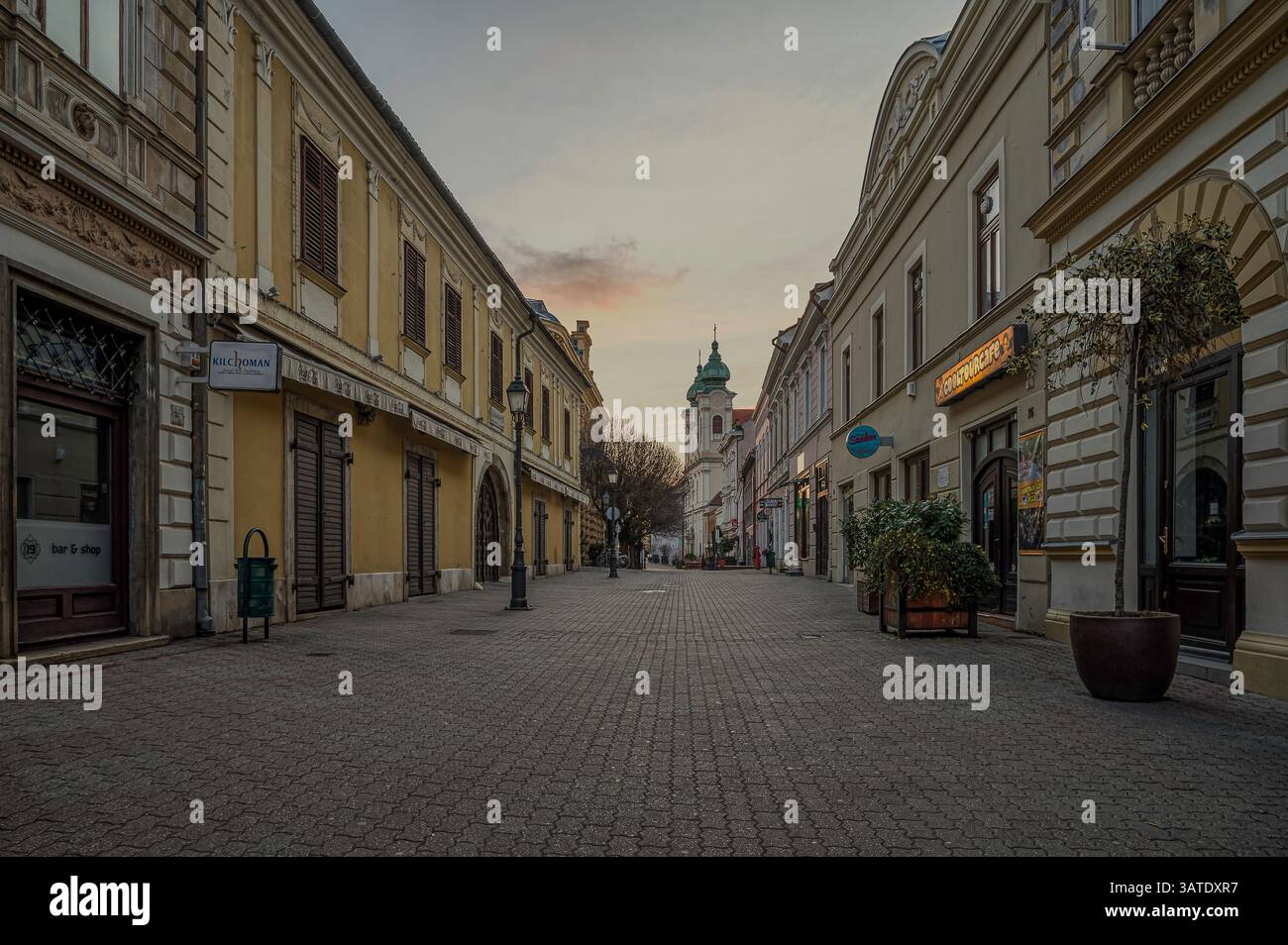 Kirche der Verklärung unseres Herrn in der Kiraly-Straße Pécs in der glatten Dämmerungsstunde, Ungarn, 12. März 2025 Stockfoto