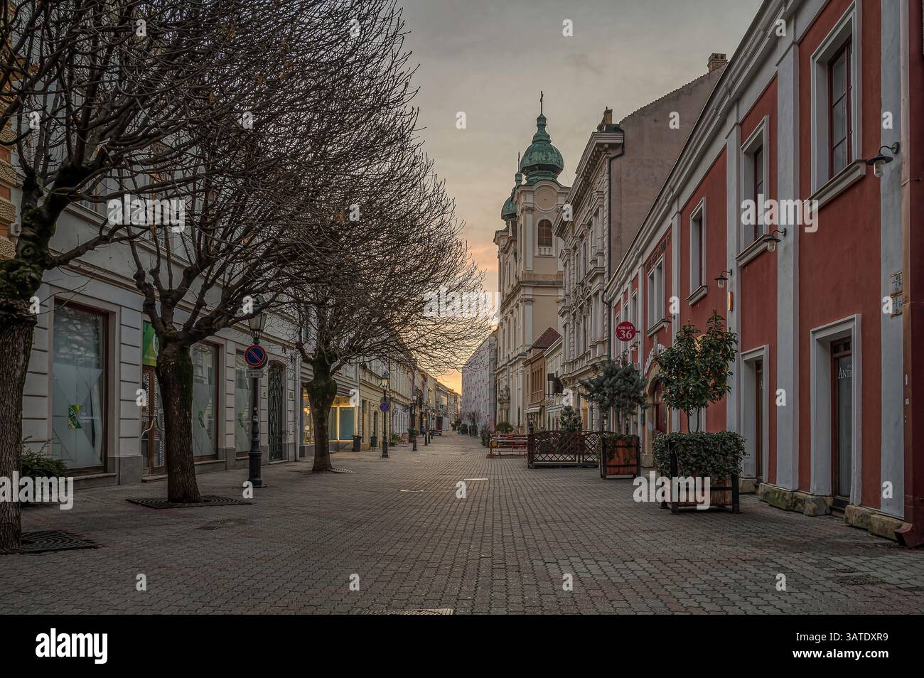 Kirche der Verklärung unseres Herrn in der Kiraly-Straße Pécs im sanften Abendlicht, Ungarn, 12. März 2025 Stockfoto