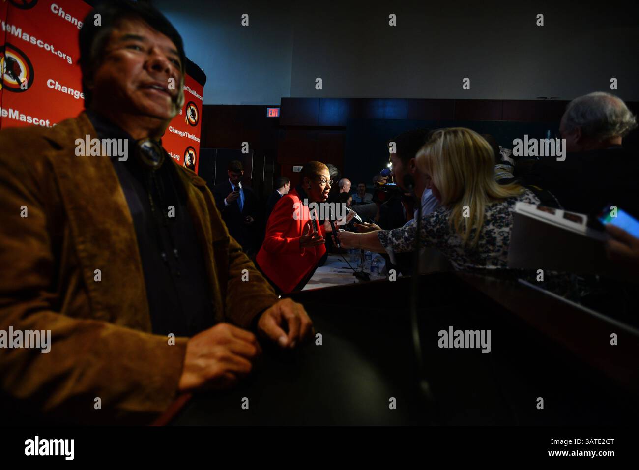 7. Oktober 2013 - Washington, District of Columbia, USA - die Repräsentantin des District of Columbia, Eleanor Holmes Norton, spricht mit den Medien während der Kampagne Changethemascot.org, die versucht, das Team der NFL Washington DC, Redskins dazu zu bringen, ihren Namen zu ändern, links ist Ray Halbritter National Representative of the Oneida Indian Nation aus dem oberen Bundesstaat New York, der die Kampagne fördert. Die neue Kampagne zielt darauf ab, den Namen des NFL-Teams zu ändern, da der Name „Redskins“ als Slur betrachtet wird. Präsident Obama äußerte sich in den letzten Tagen unterstützend zu dem Wandel Stockfoto
