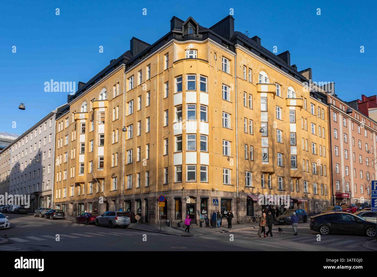 Wohngebäude in der Ecke Agricolankatu und Fleminginkatu an einem sonnigen Februartag im Bezirk Kallio in Helsinki, Finnland Stockfoto