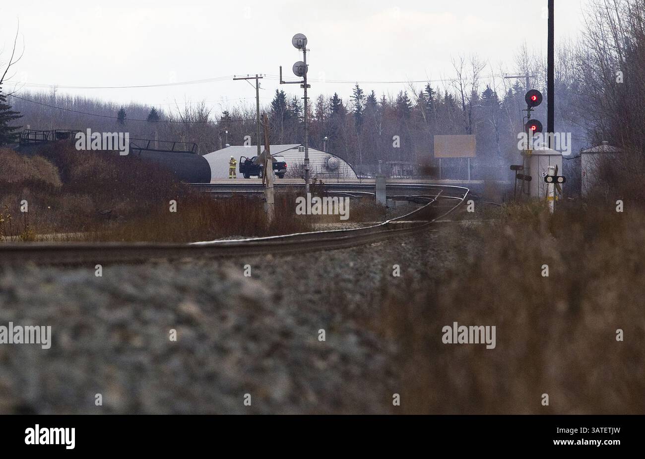 19. Oktober 2013 - Edmonton, ab, Kanada - Feuerwehrleute am Samstag, 19. Oktober 2013, in der Nähe von Gainford, Alta. Mindestens 13 Fahrzeuge mit Flüssiggas und Rohöl entgleisten, und mindestens zwei Fahrzeuge gerieten in Brand, was die Evakuierung von Gainford zur Folge hatte. Amber Bracken/Edmonton Sun/QMI Agency (Kreditbild: © Amber Bracken/QMI Agency/ZUMAPRESS.com) Stockfoto