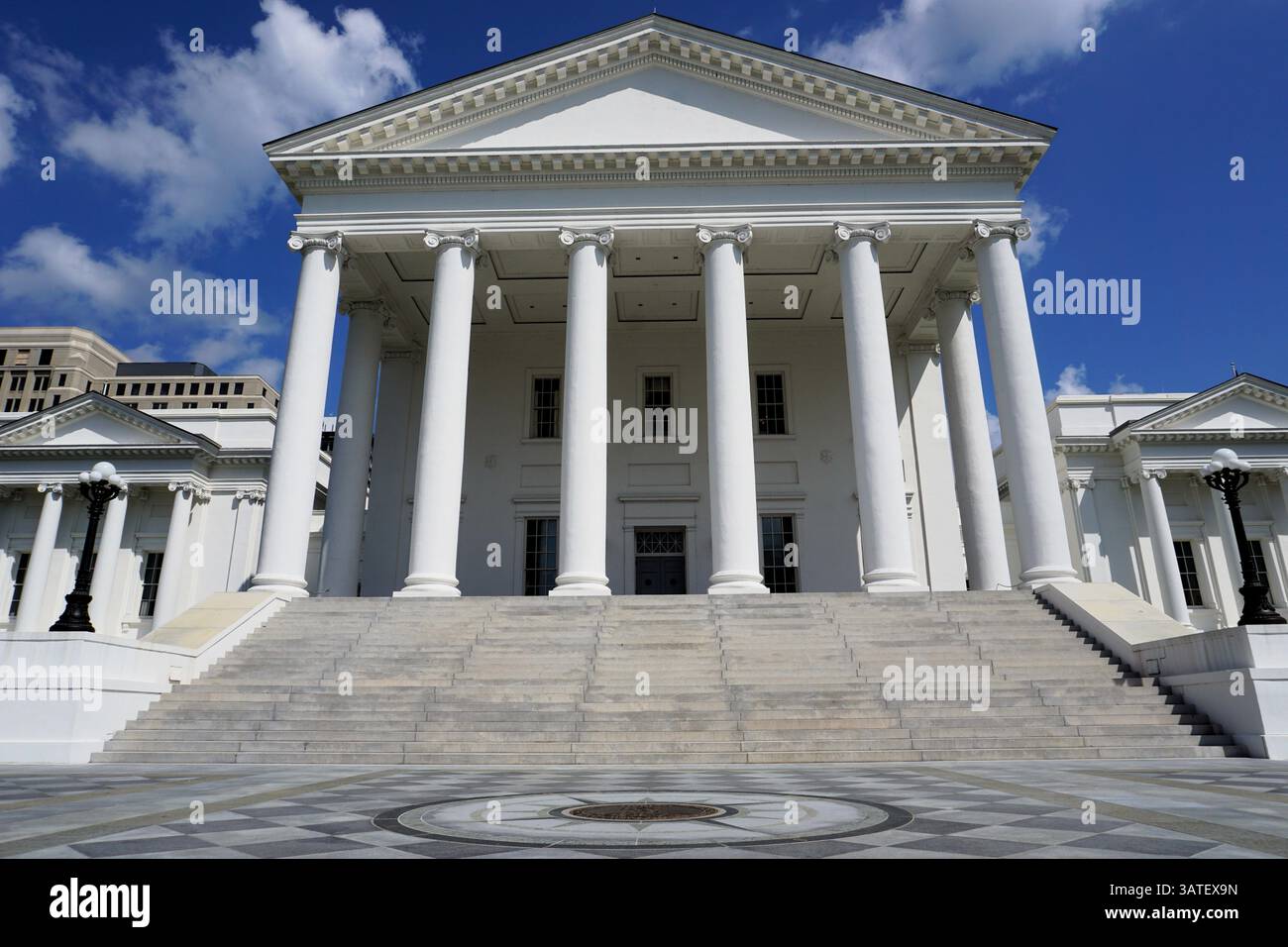 Ganz in der Nähe der Treppen und Säulen vor dem Virginia State Capitol, dem historischen Sitz der Regierung des Commonwealth of Virginia, Richmond Stockfoto