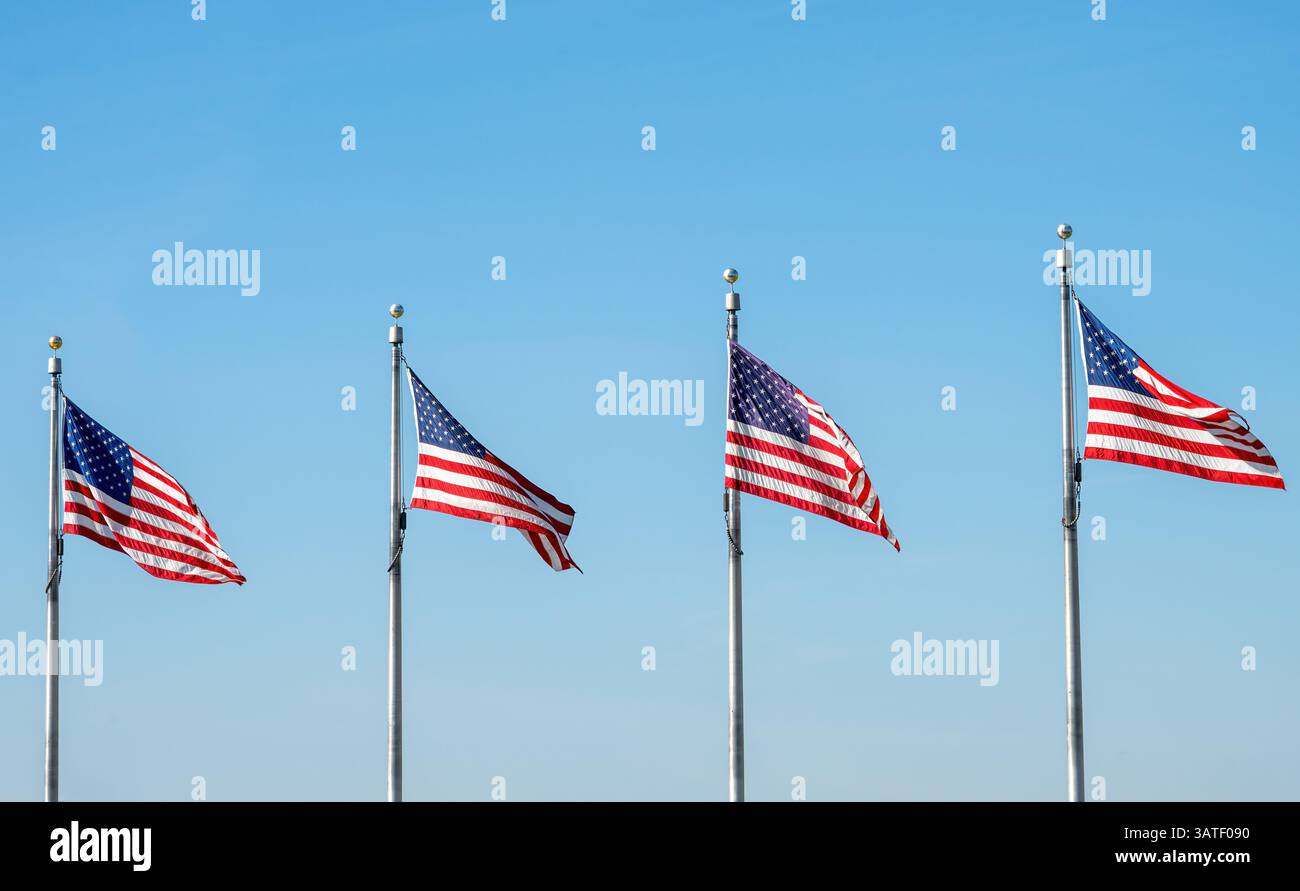 Vier US-Flaggen winken im Wind vor blauem Himmel Stockfoto