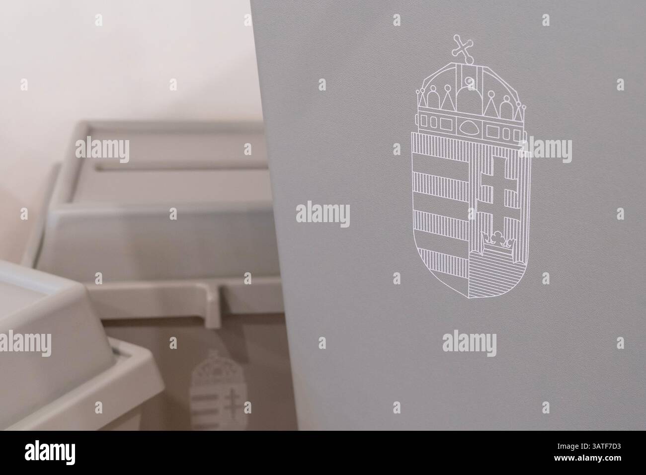Wahlurnen mit dem ungarischen Staatswappen für die Wahl vorbereitet Stockfoto
