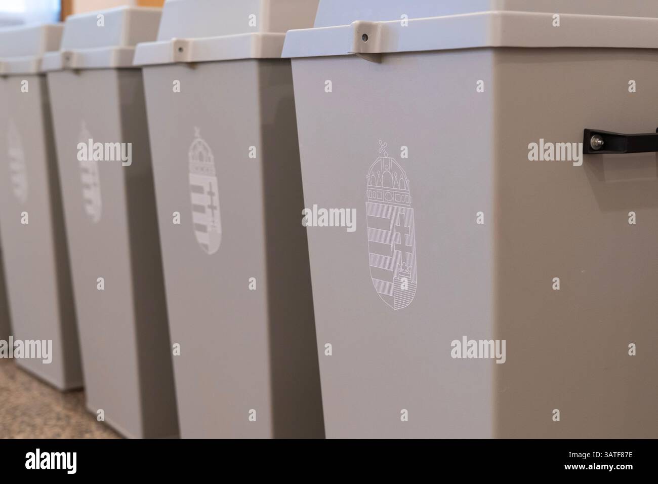 Wahlurnen mit dem ungarischen Staatswappen für die Wahl vorbereitet Stockfoto