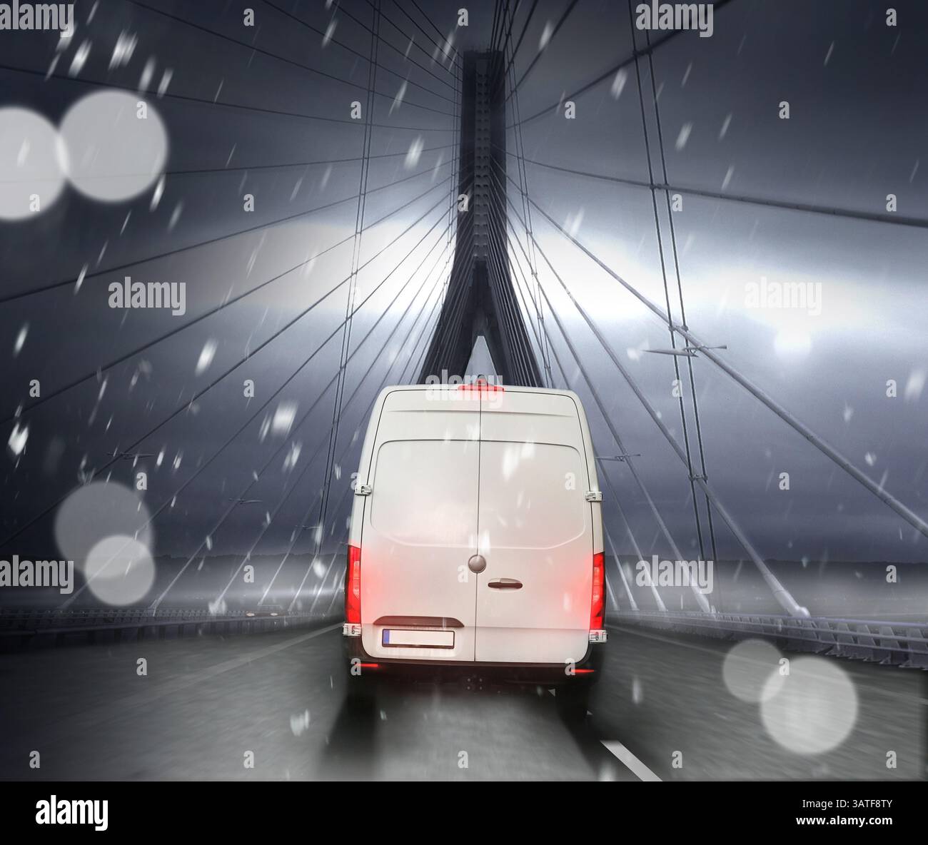 Ein Express-Kurierdienst bei schlechtem Winterwetter nachts auf der Autobahn mit roten Rücklichtern und Schneefall. Stockfoto