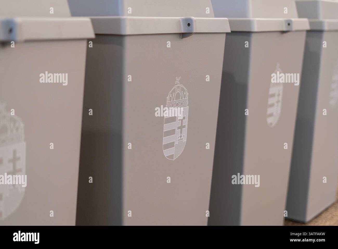 Wahlurnen mit dem ungarischen Staatswappen für die Wahl vorbereitet Stockfoto