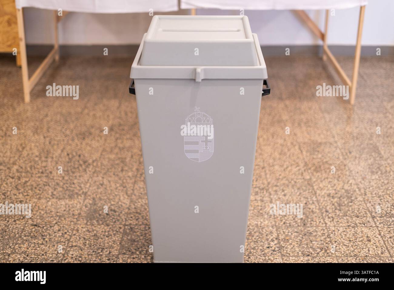 Wahlurnen mit dem ungarischen Staatswappen für die Wahl vorbereitet Stockfoto